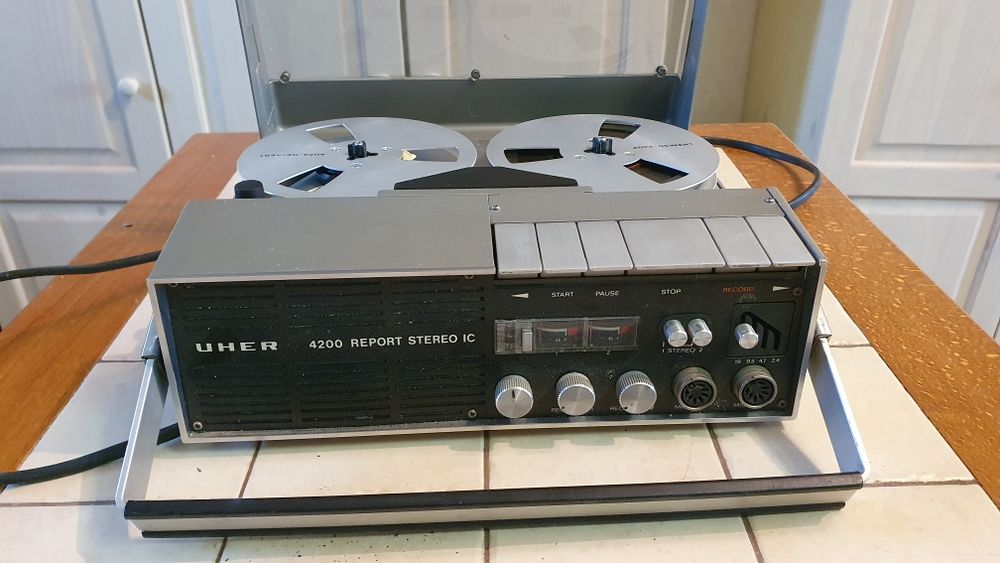 magneto portable uher 4200 ic
st�r�o 2 pistes
avec 1 micro uher et chargeur 100 La Charit�-sur-Loire (58)