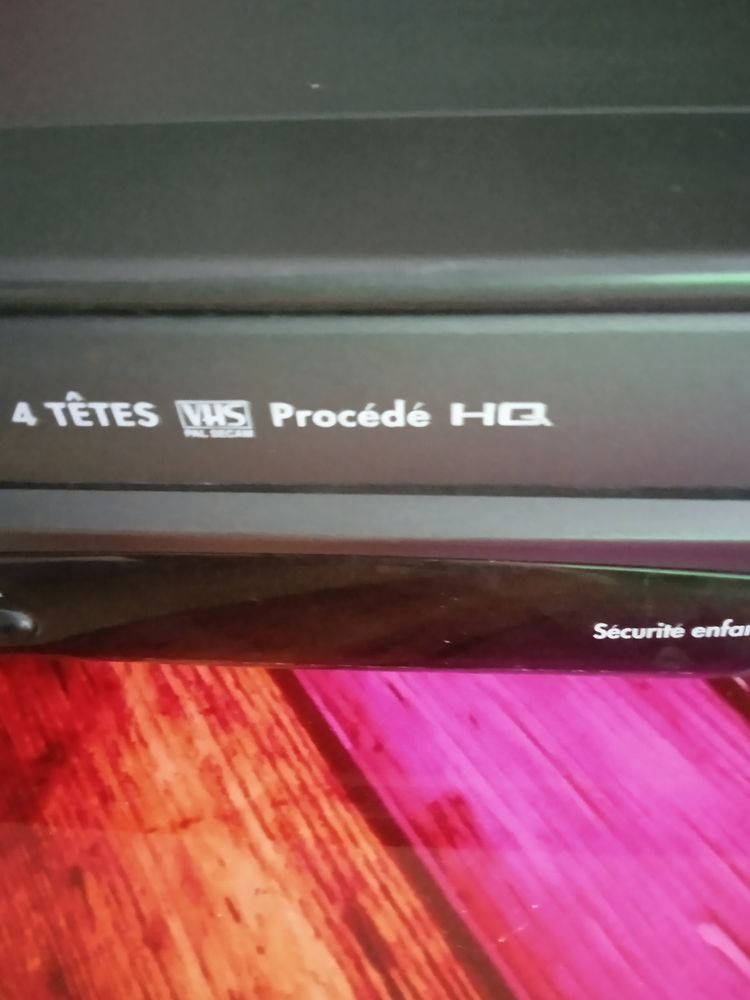 un magn�toscope + environ 200 K7 vhs 0 Communay (69)