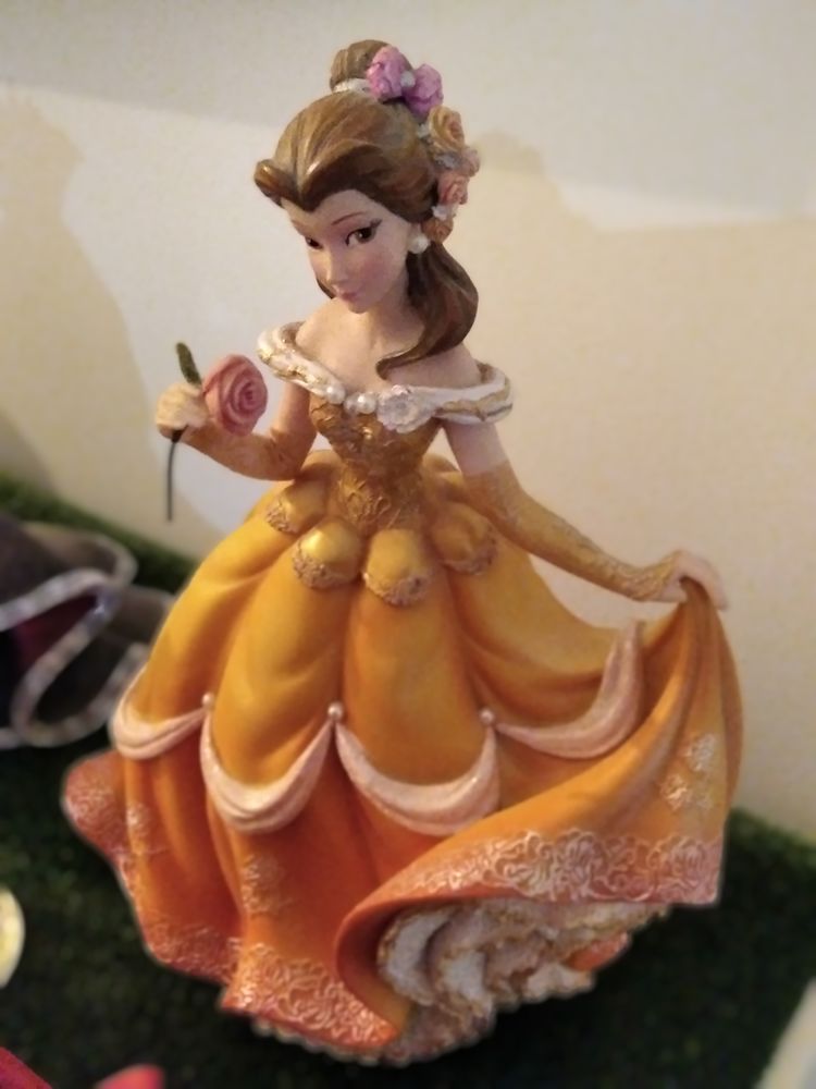 Magnifique figurine haute couture belle achet�e sur le parc 70 Saint-Laurent-du-Var (06)