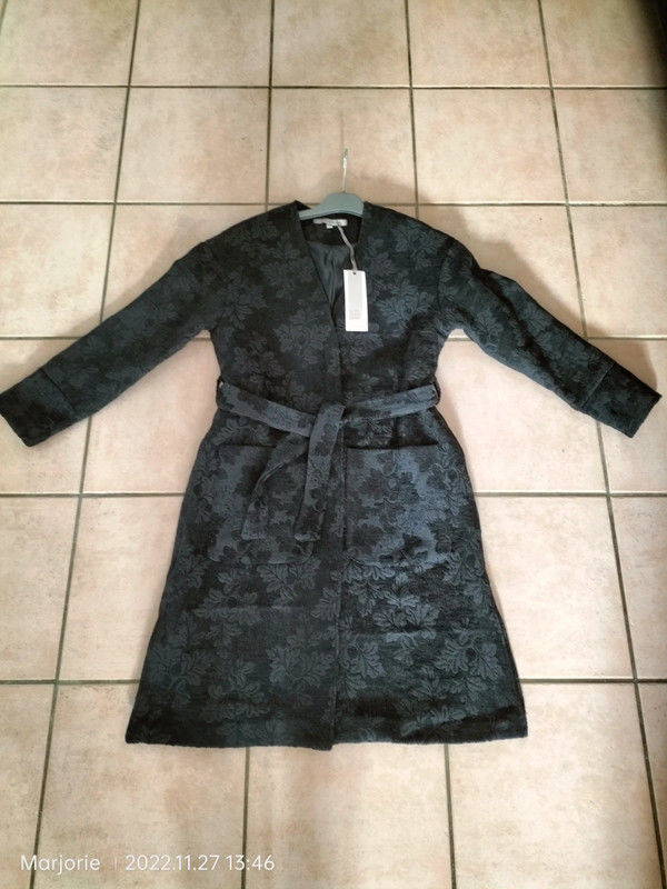 Magnifique manteau la F�e Marabout�e neuf
135 Peipin (04)