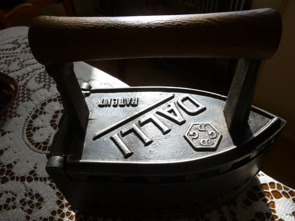 MAGNIFIQUE FER A REPASSER A BRAISE ET EN FONTE .  DALLI   . 20 Urb�s (68)