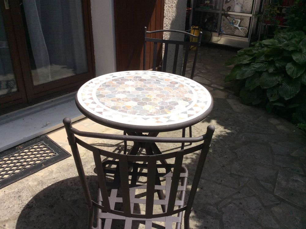 magnifique table et guéridon de jardin avec 6 chaises 400 Gretz-Armainvilliers (77)