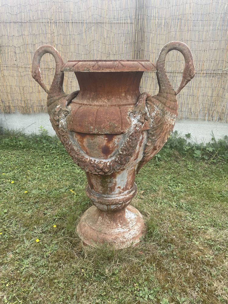 Magnifique vase orn� de cols de cygne en fonte 1200 Ballan-Mir� (37)