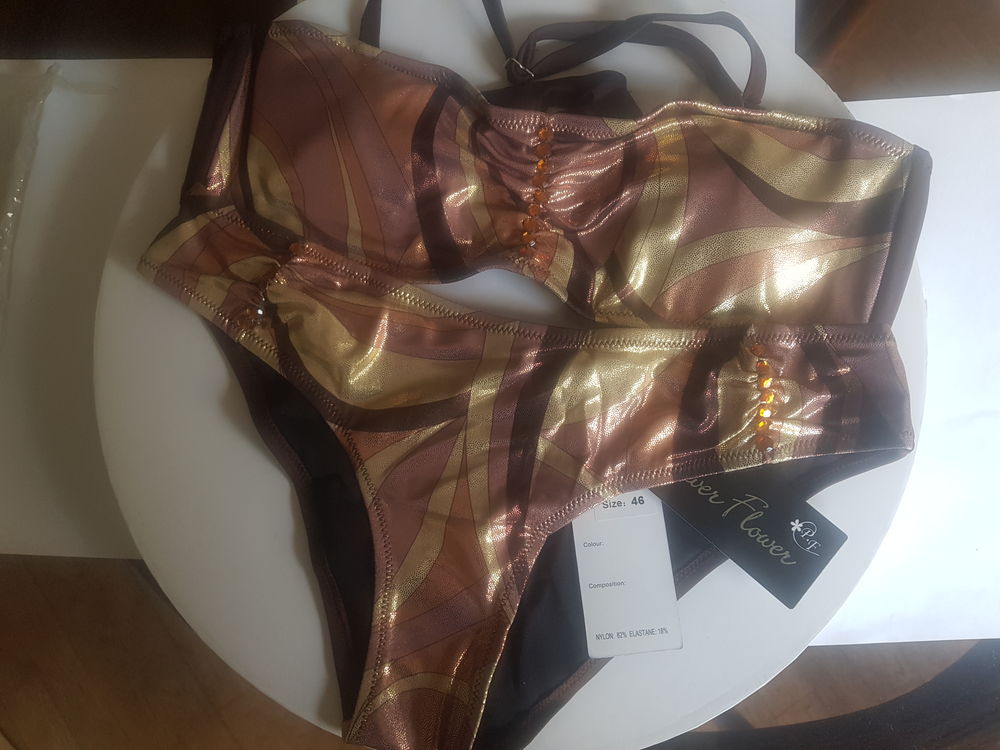 MAILLOT DE BAIN 2 PIECES T 46 _ NEUF _ TISSU   METALLISE   23 Paris 20 (75)