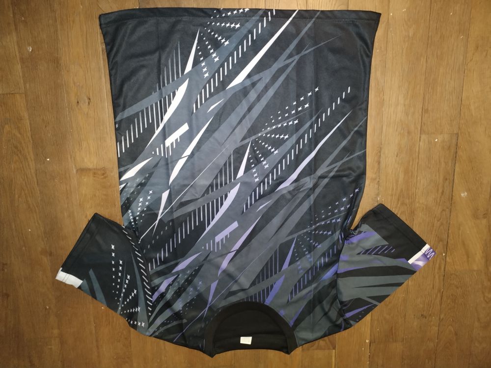 Maillot t-shirt de sport mauve et noir (taille S)
7 Brillon-en-Barrois (55)