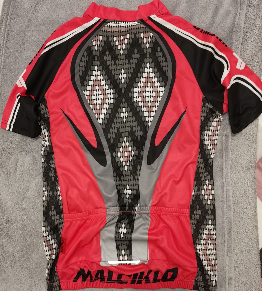 2 maillots de cycliste de la marque Malciklo.
- Typ 8 Feytiat (87)
