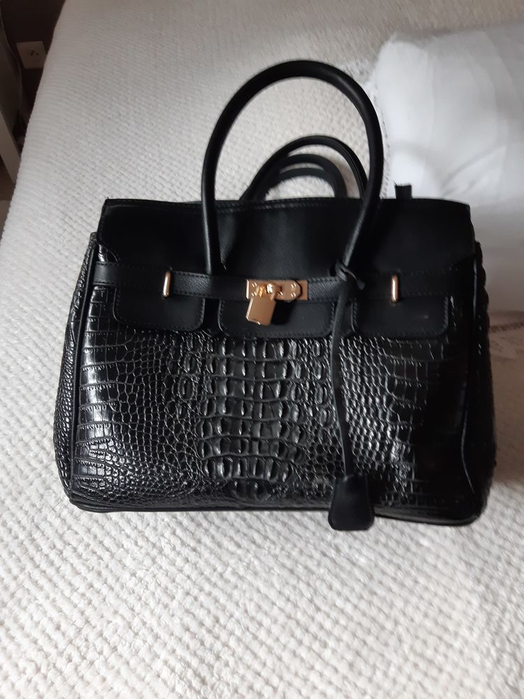 sac � main  chic  fa�on croco un noir et un rouge fonc� 15 Le Barp (33)