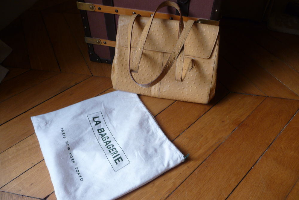 sac � main cuir jaune  fa�on autruche 
18 Paris 16 (75)