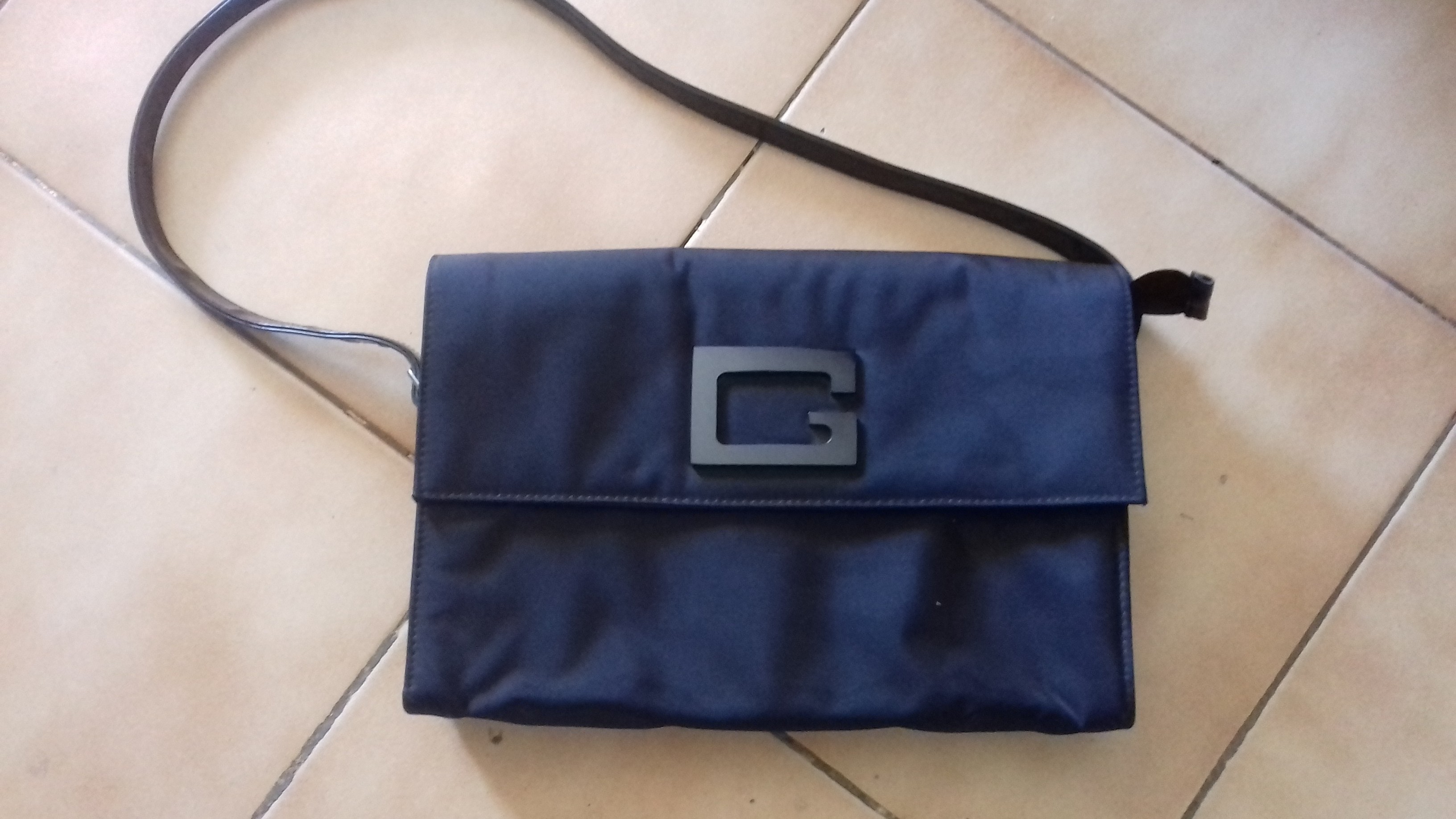 Sac � main de femme 
De couleur noire
10 Sept�mes-les-Vallons (13)