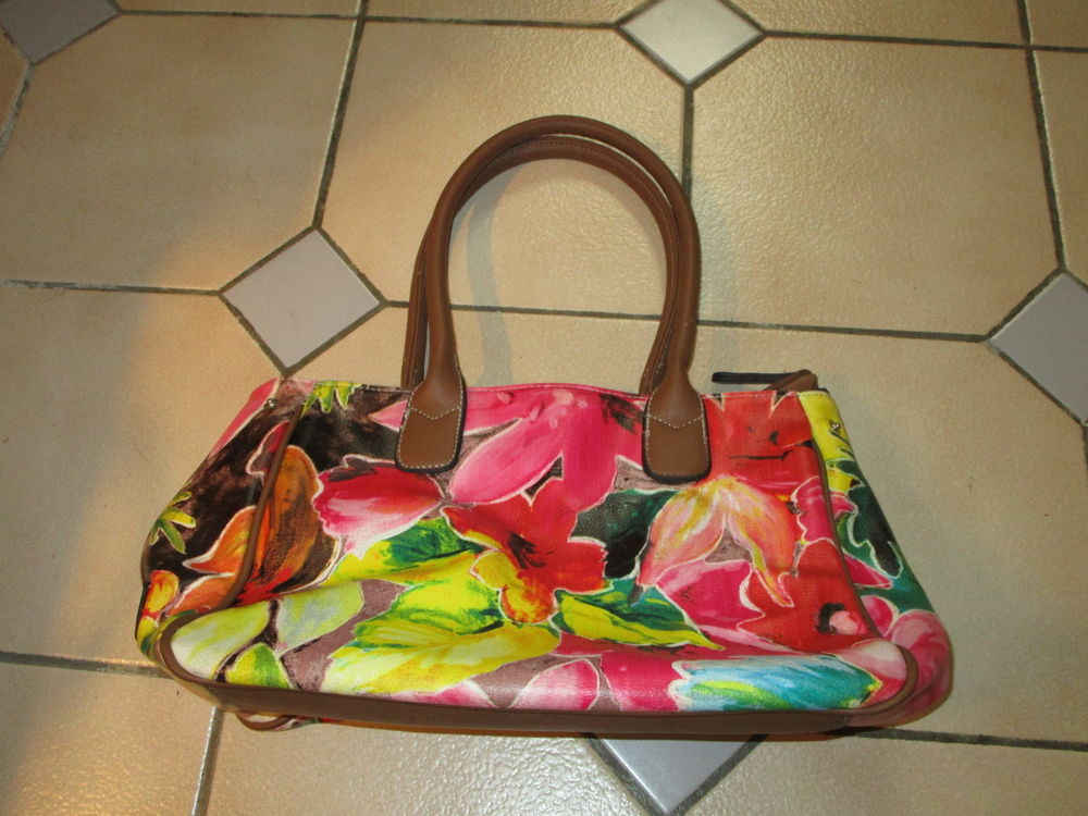 SAC  A MAIN   FEMME  IXOO 8 Villepinte (93)