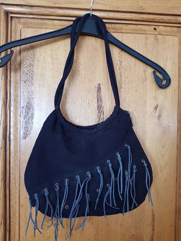 SAc a main a franges en velours noir tres bon etat poss�de d 10 Viriat (01)