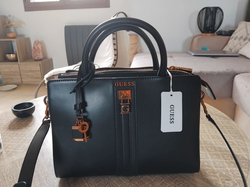 Sac � main GUESS 49 Saint-Andr�-de-la-Roche (06)