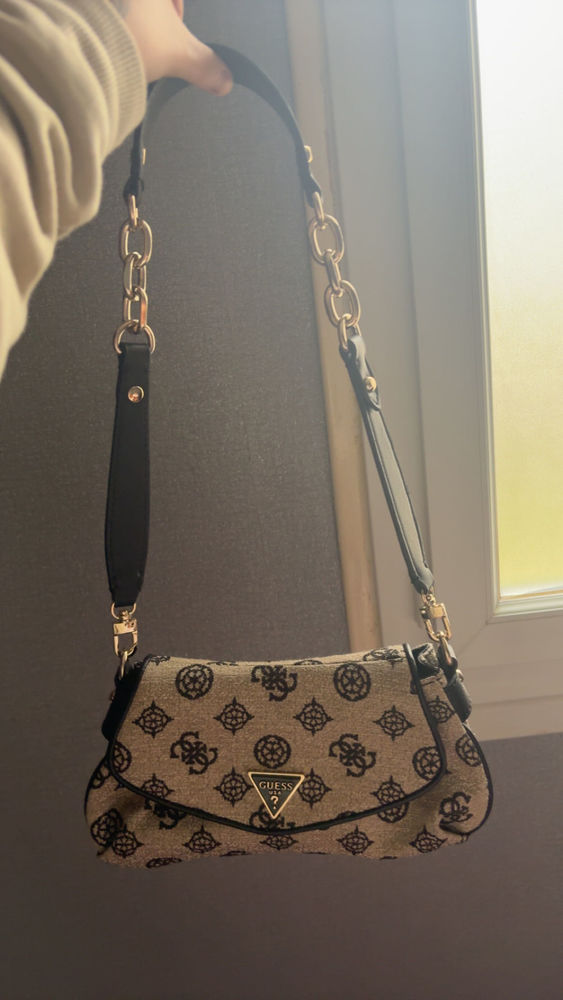 sac �  main Guess 90 Charleville-M�zi�res (08)