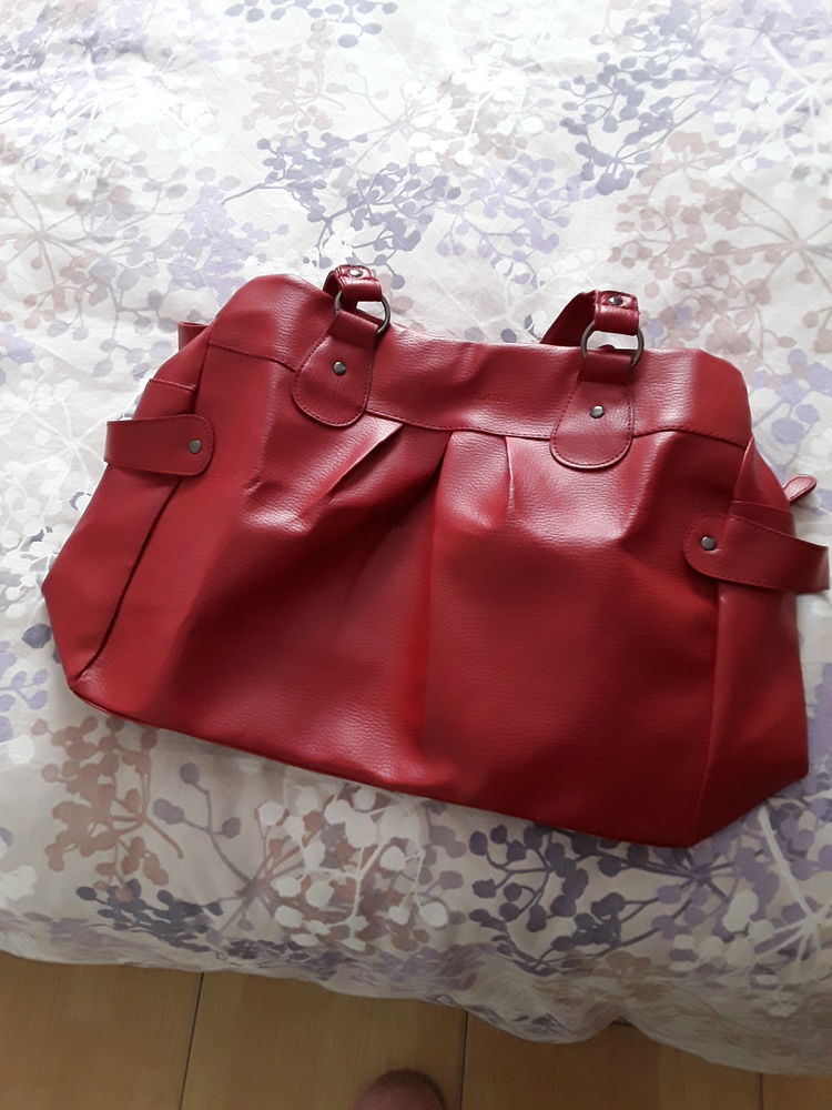 Sac � main, marque Daniel Hetchter rouge 15 La Ferri�re (85)