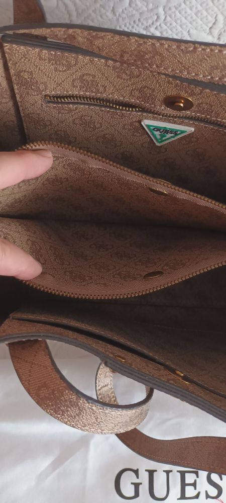 SAC � main marque GUESS
75 Villeurbanne (69)