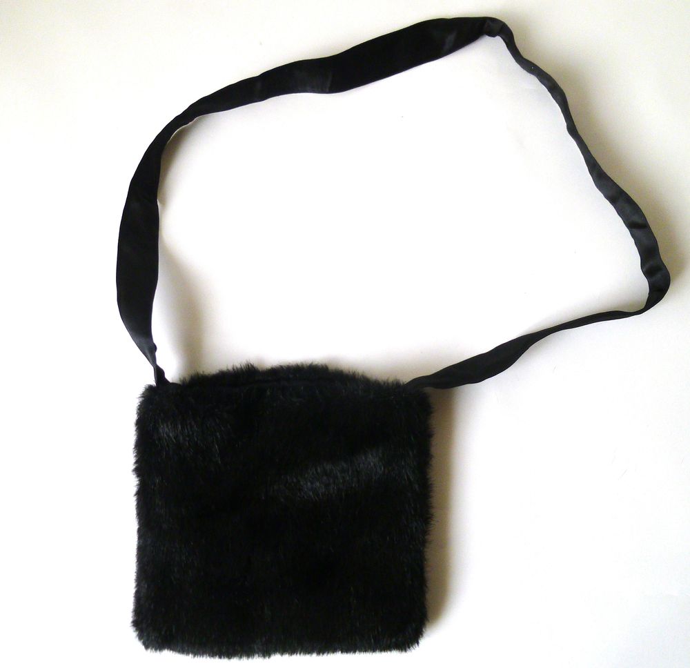 SAC A MAIN NOIR EN FAUSSE FOURRURE A BANDOULIERE EN SATIN / 5 Versailles (78)