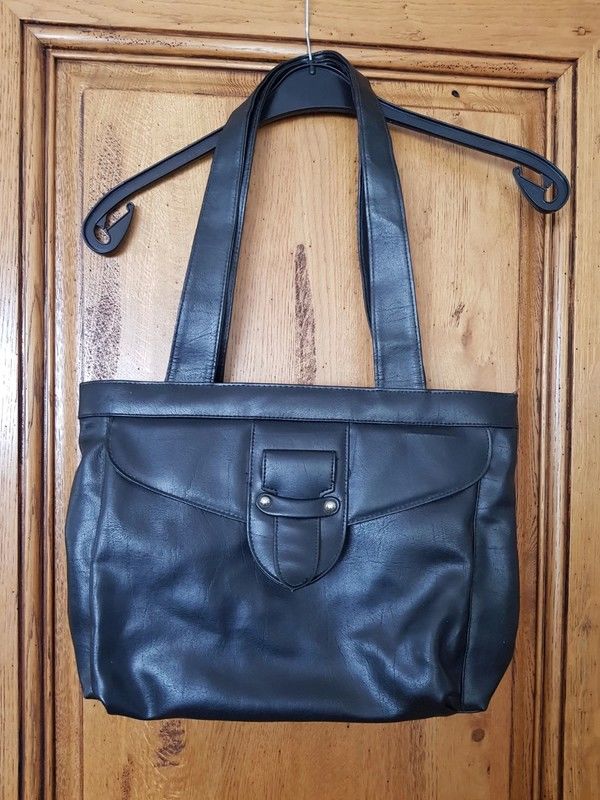 
Sac � main noir neuf avec anses mesure 44 cm sur 30 cm 12 e 12 Viriat (01)