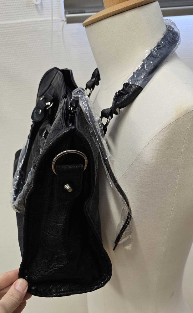 sac �    main noir 60 Nantes (44)