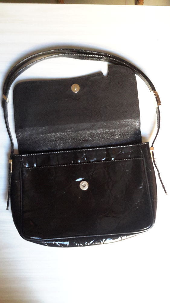 Sac � main / pochette vernis Marque Apollo
Tr�s bon �tat 27 Tourcoing (59)