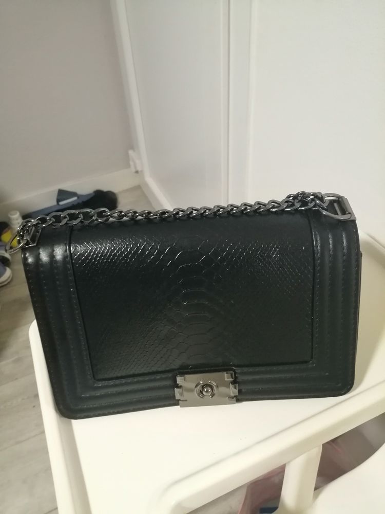 Sac � main 30 Nemours (77)