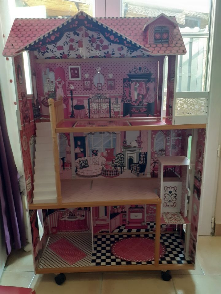 Maison de poup�e ue actuellement � Darty 189 euros.... 90 Gatti�res (06)