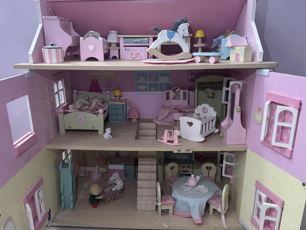 Maison de poup�es en bois meubl�e 70 Bry-sur-Marne (94)