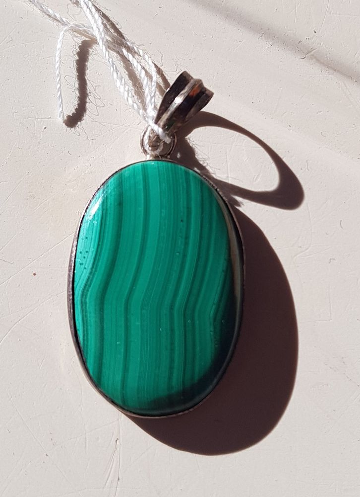 Malachite cercl�e en pendentif plaqu� argent 17 Oraison (04)