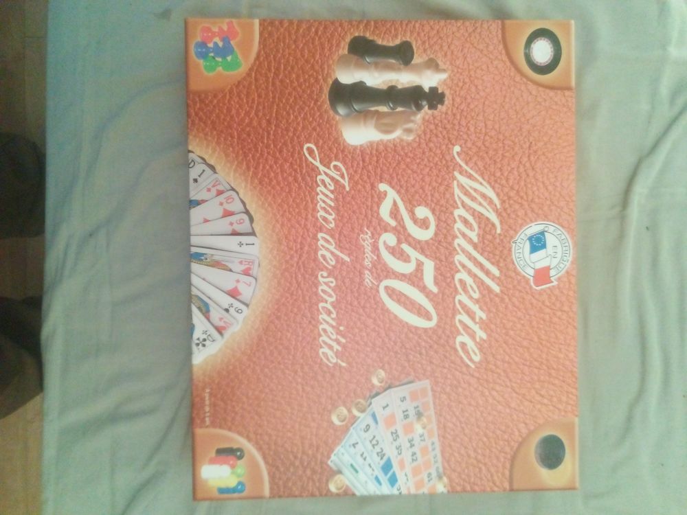 Malette 250 jeux de soci�t�. 25 Schiltigheim (67)