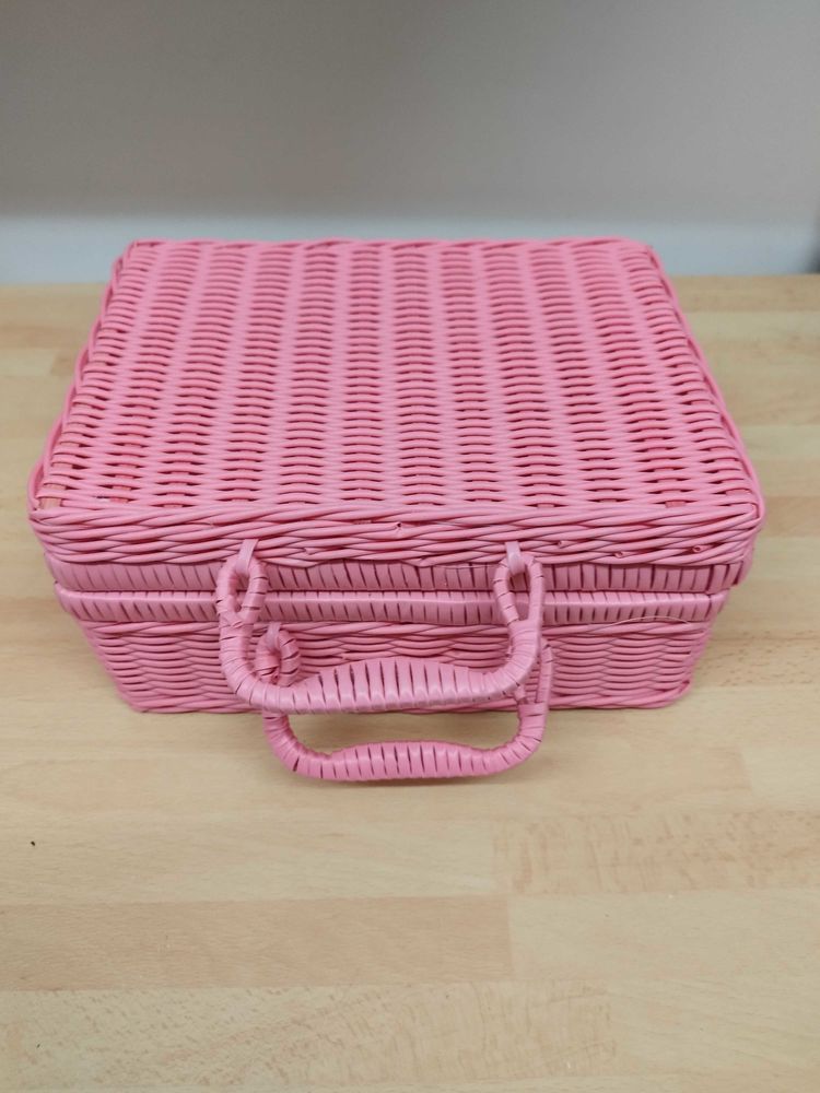 Malette rose en scoubidou
Dimension 25 cm x 18 cm x x 12,5 cm 5 Villiers-sur-Marne (94)