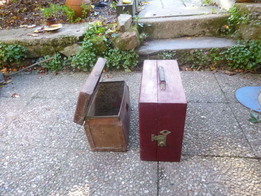 2 malles (1 petite et 1 moyenne). 20 Saint-Malo-de-Phily (35)