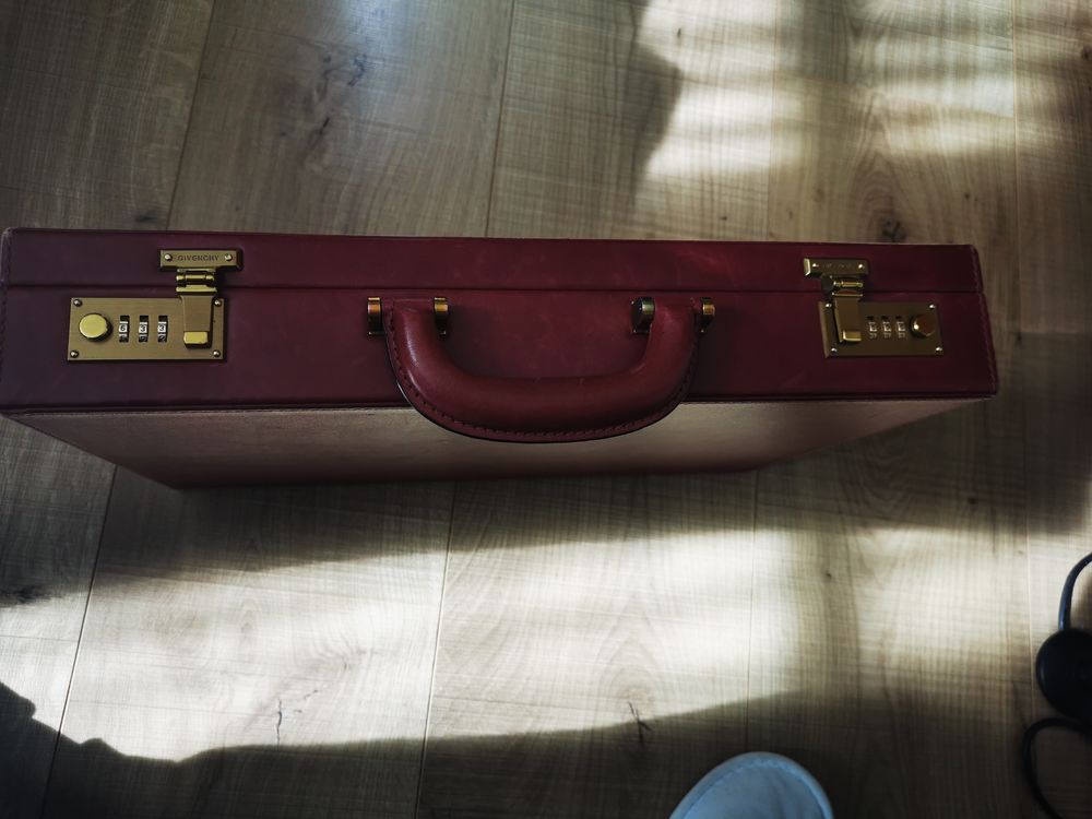 Mallette /porte documents Givenchy 160 Mornac-sur-Seudre (17)