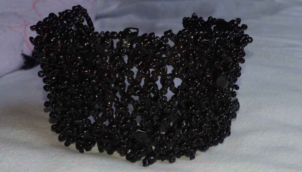 manchette perles noires 10 Dourdan (91)