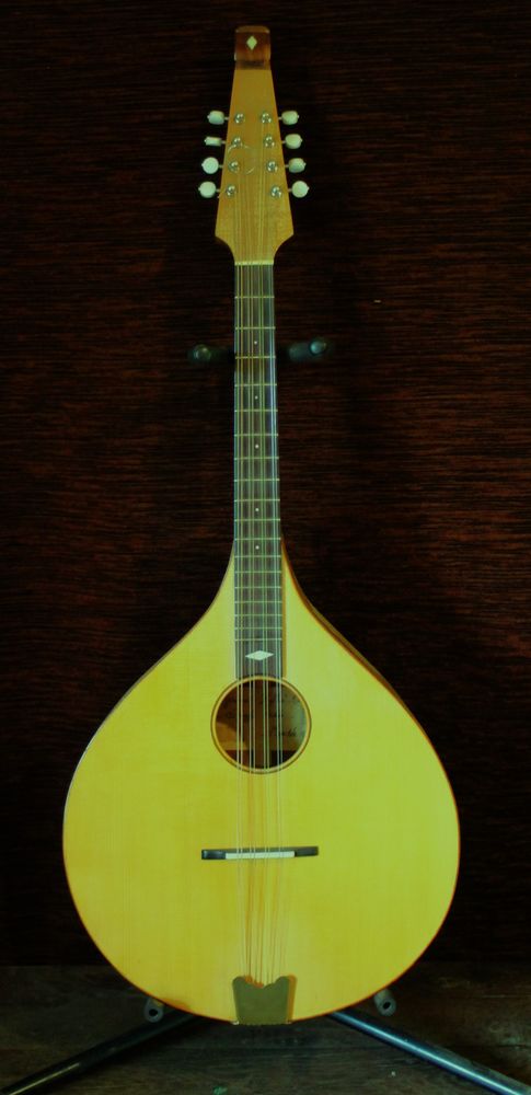  Mandola . 4 paires de cordes . 750 Pontcirq (46)