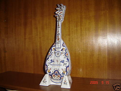 MANDOLINE EN FA�ENCE DE ROUEN sur son support. 125 Plufur (22)
