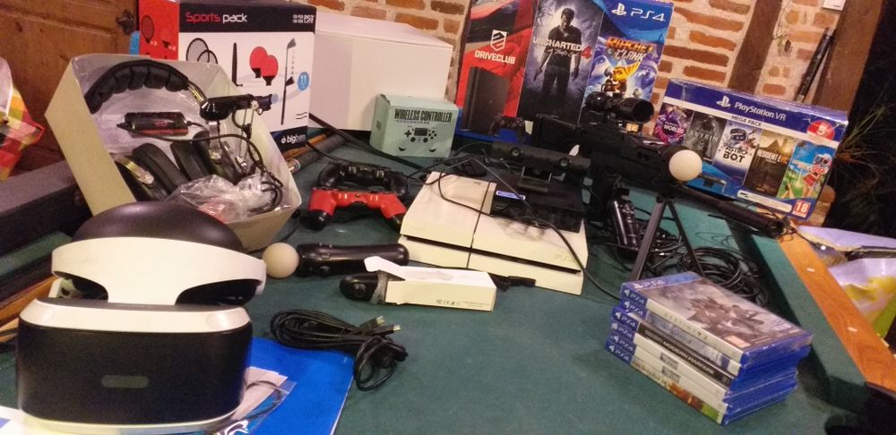 lot PS4 1To  PS VR  manettes PS  manettes VR move  chargeur   casque gamer   minimum 10 jeux   beaucoup d'accessoires... 1 Simard (71)