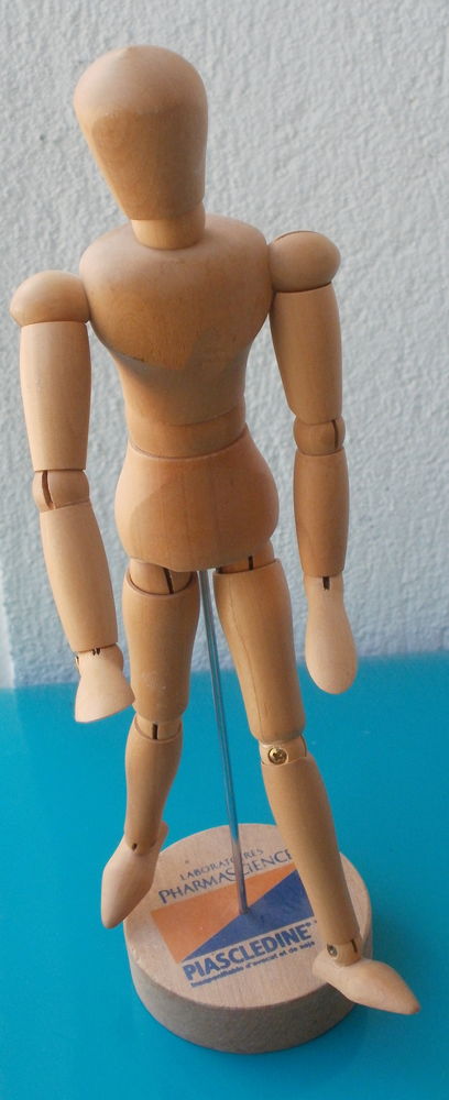 Mannequin en bois pour dessin, publicit� labo PHARMASCIENCE 9 Montauban (82)