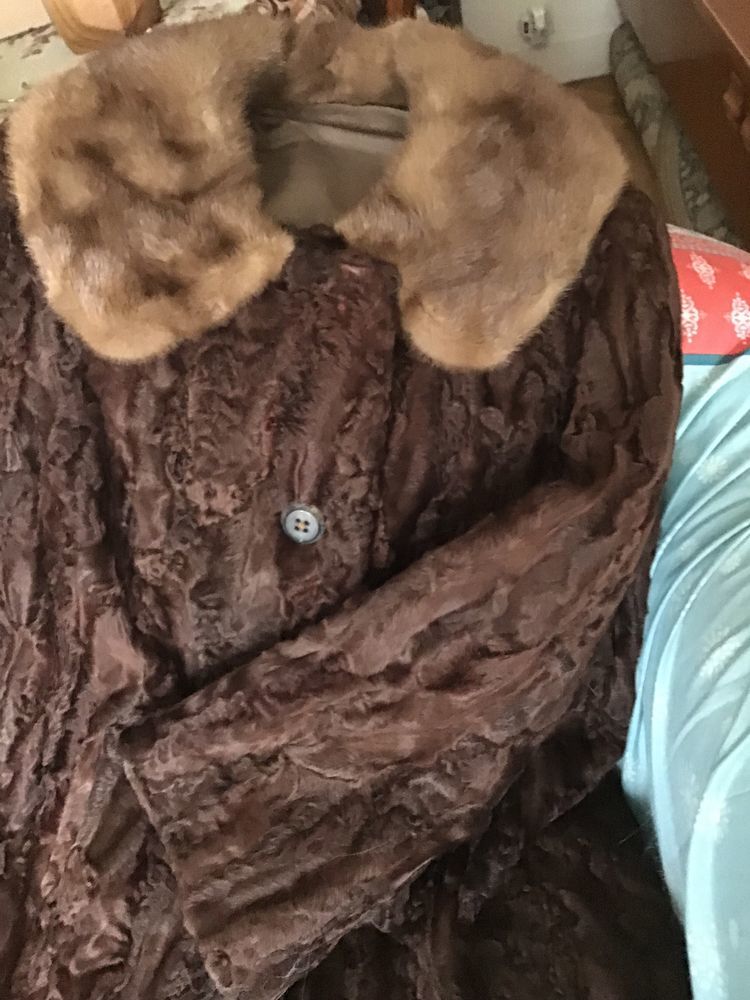  Manteau d'astrakan, col vison, neuf, taille 46. 145 Issy-les-Moulineaux (92)