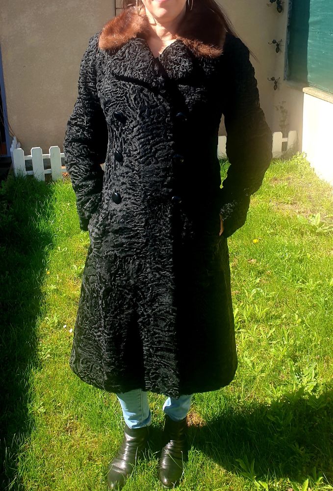 Manteau astrakan col vison taille 38. 800 Villefranche-de-Lauragais (31)
