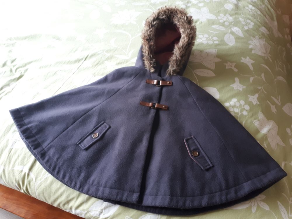 Manteau cape avec capuche  3 ans - EXCELLENT ÉTAT 10 Villemomble (93)