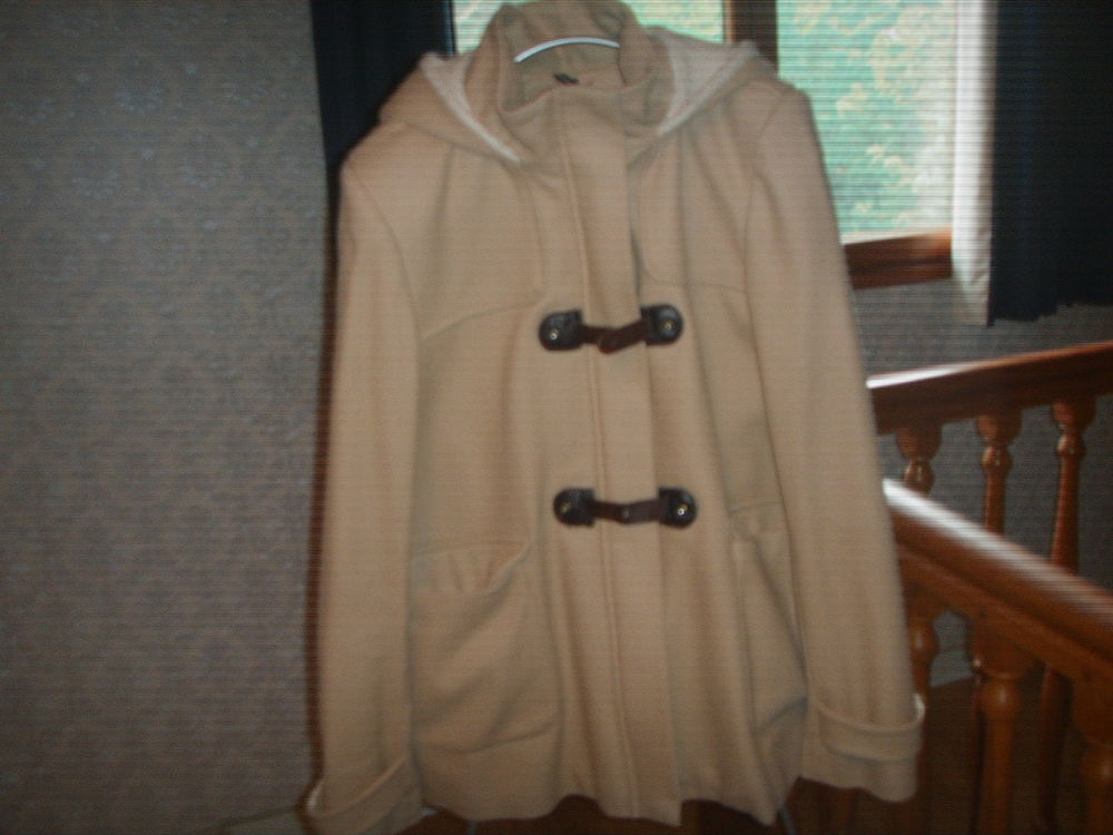 Manteau chaud, T 38, Naf Naf. avec capuche. Fermeture �clair 20 Angers (49)