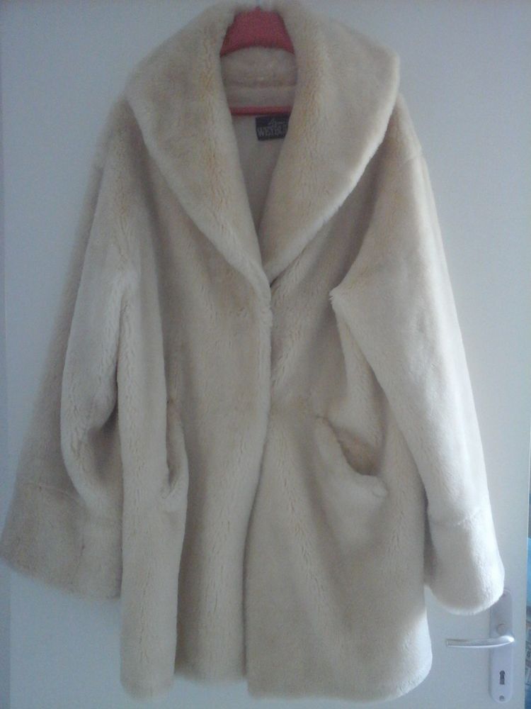 Un manteau de couleur crème en très bon état. 20 Menton (06)