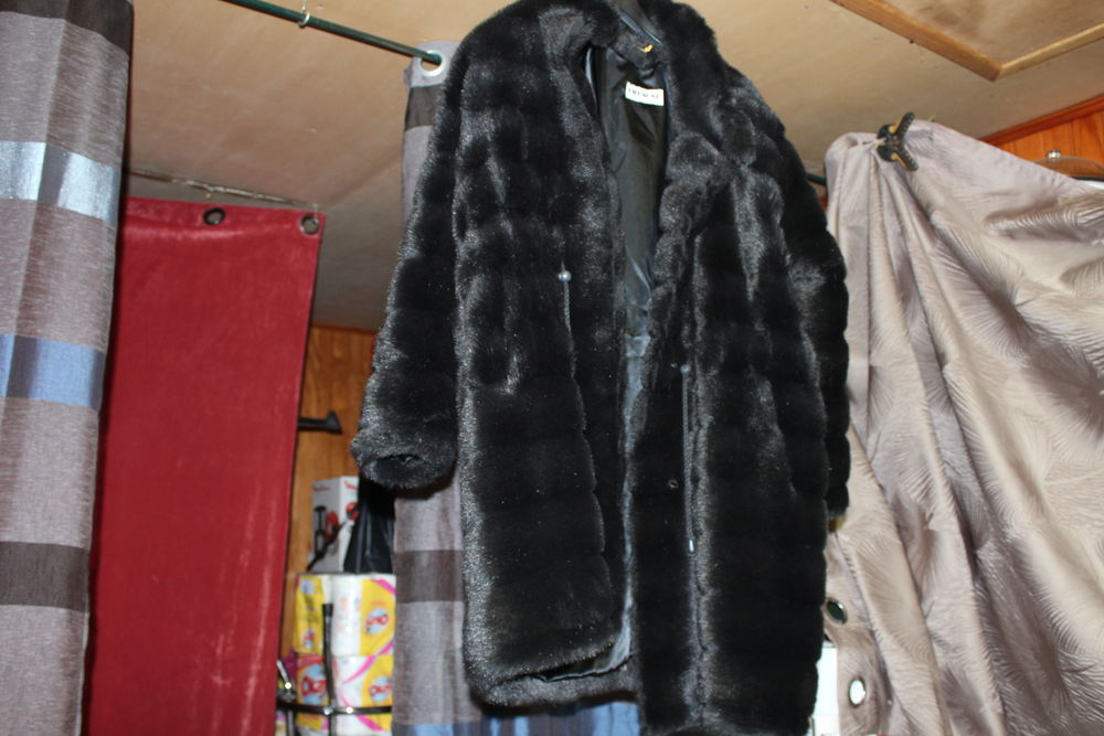 MANTEAU FAUSSE FOURRURE 0 Estrablin (38)