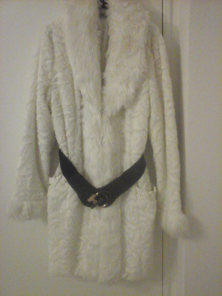 Manteau femme de couleur blanche jamais port�.
15 Menton (06)