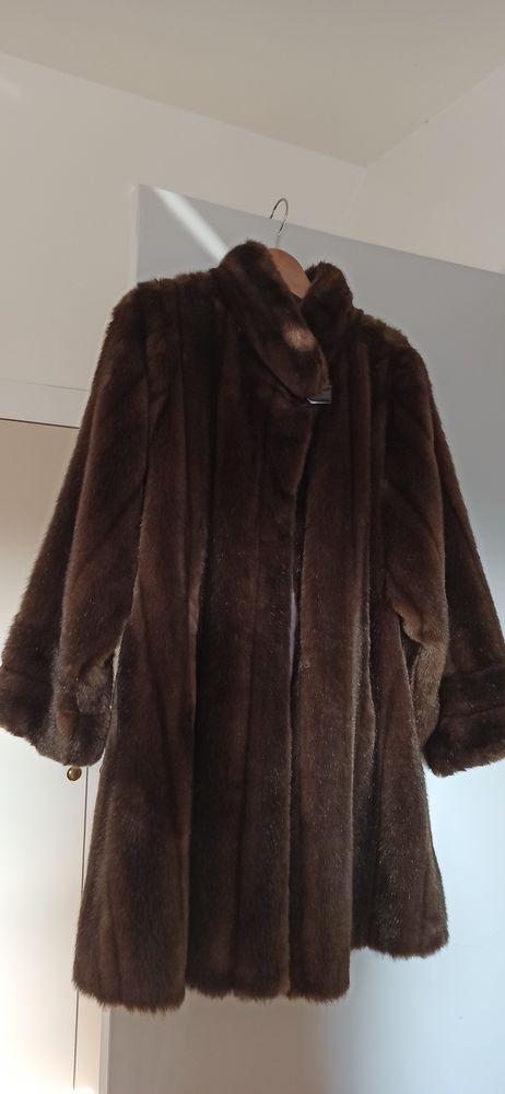 Manteau femme fourrure synth�tique imitation vison marron. 35 La Grande-Paroisse (77)