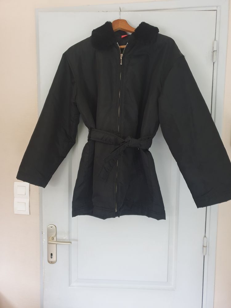 Manteau femme col fourrure avec ceinture 42/44 15 Saint-Amand-Montrond (18)