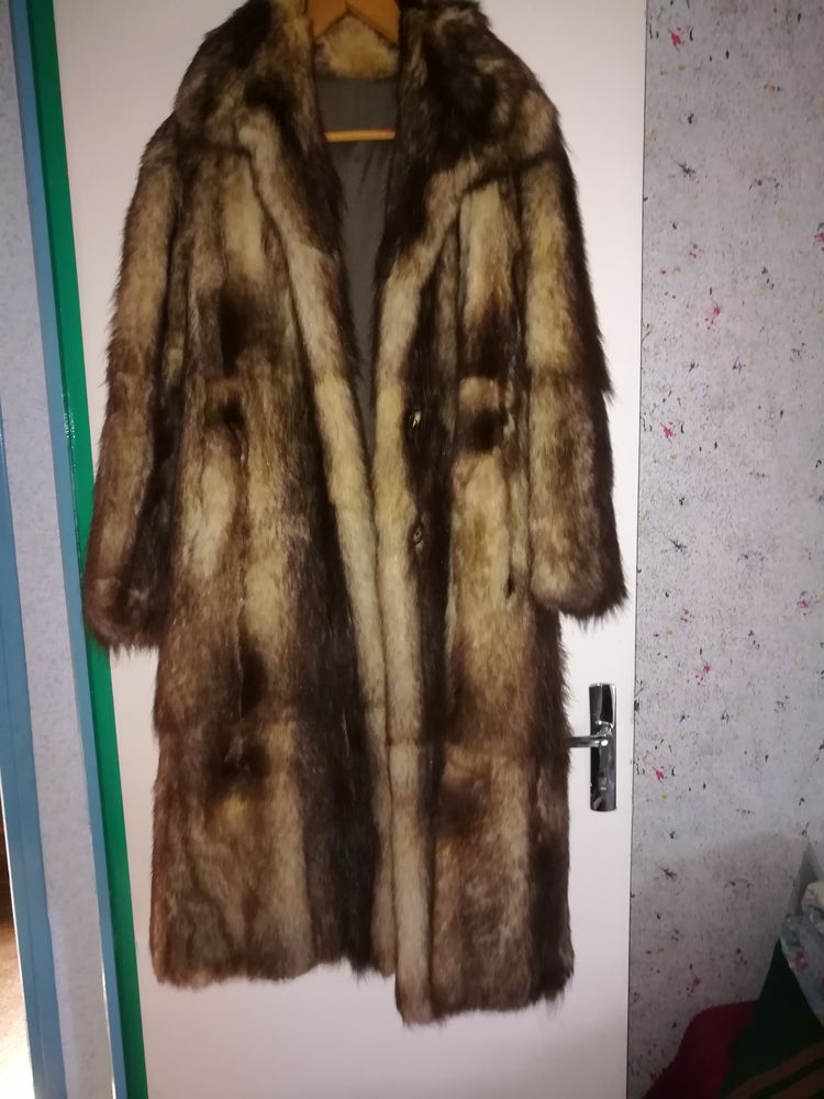 Manteau de fourrure en opossum  
200 Douai (59)