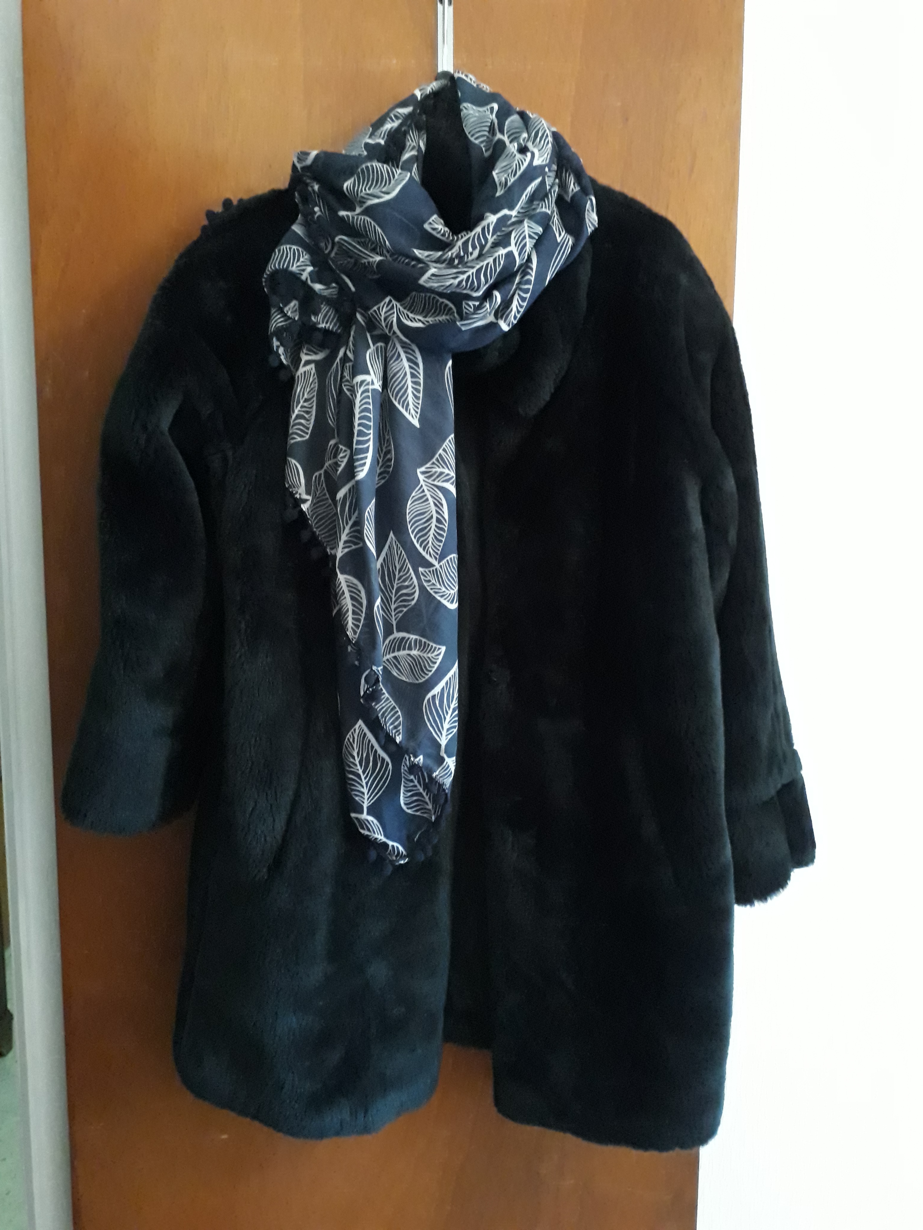 Manteau en fourrure synth�tique couleur bleu marine. 0 Millas (66)