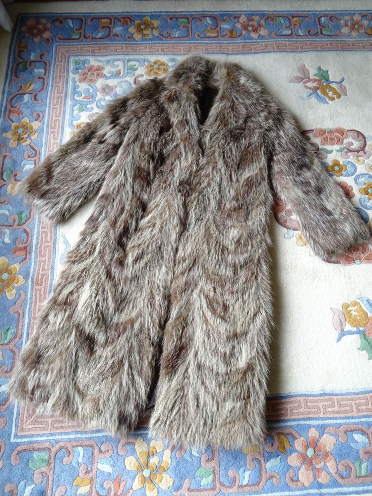manteau  de fourrure véritable en pattes de marmottes
420 Juvisy-sur-Orge (91)
