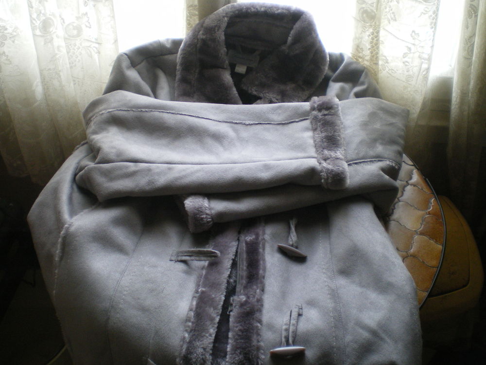 Manteau gris avec col en fourrure. 40 Caen (14)