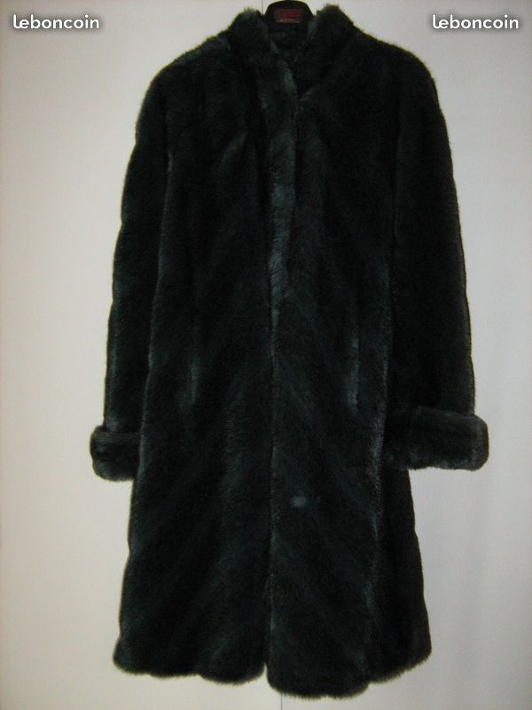 Manteau imitation fourrure. 100 Villerest (42)